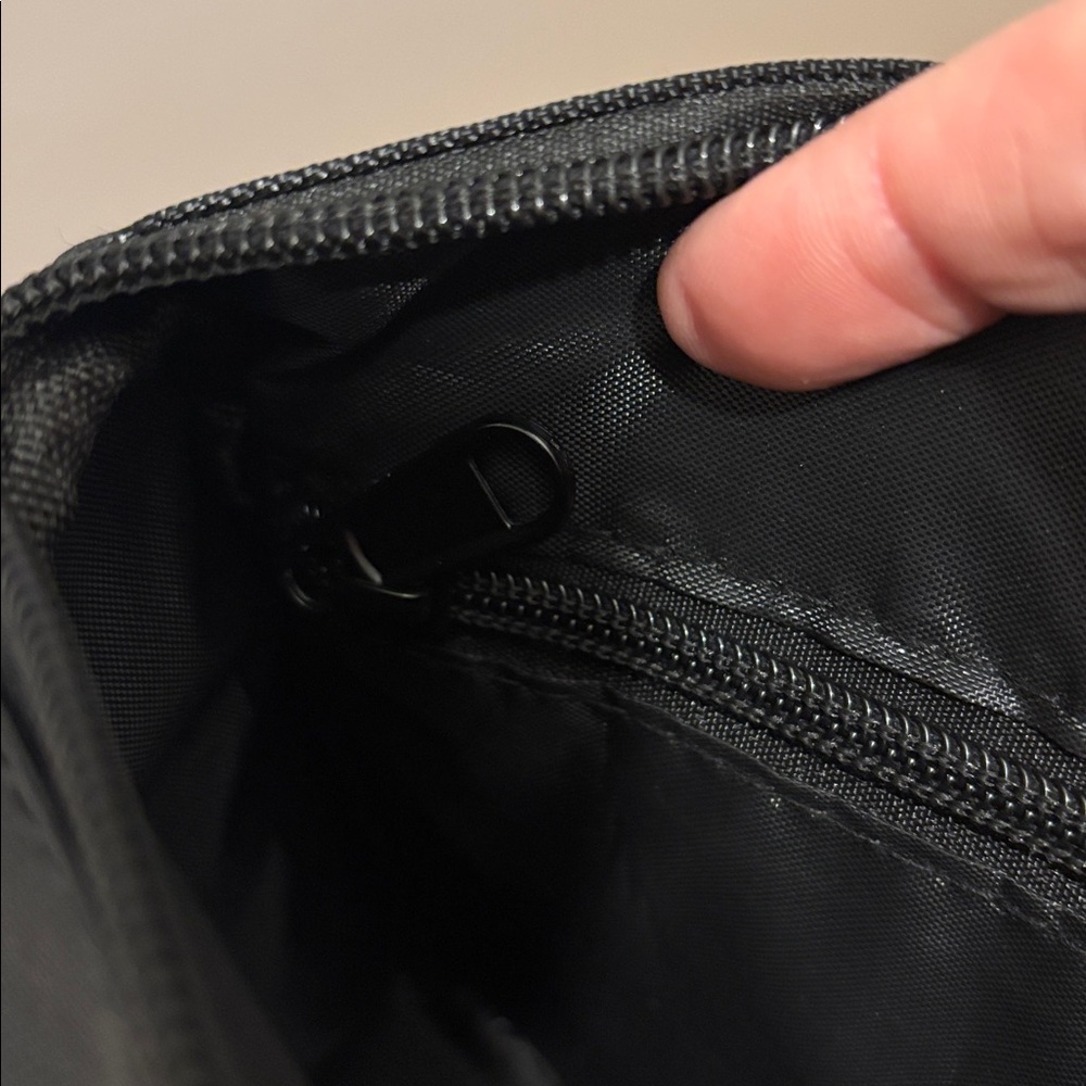 Trapstar Irongate T Crossbody Bag - Picture 7 of 9